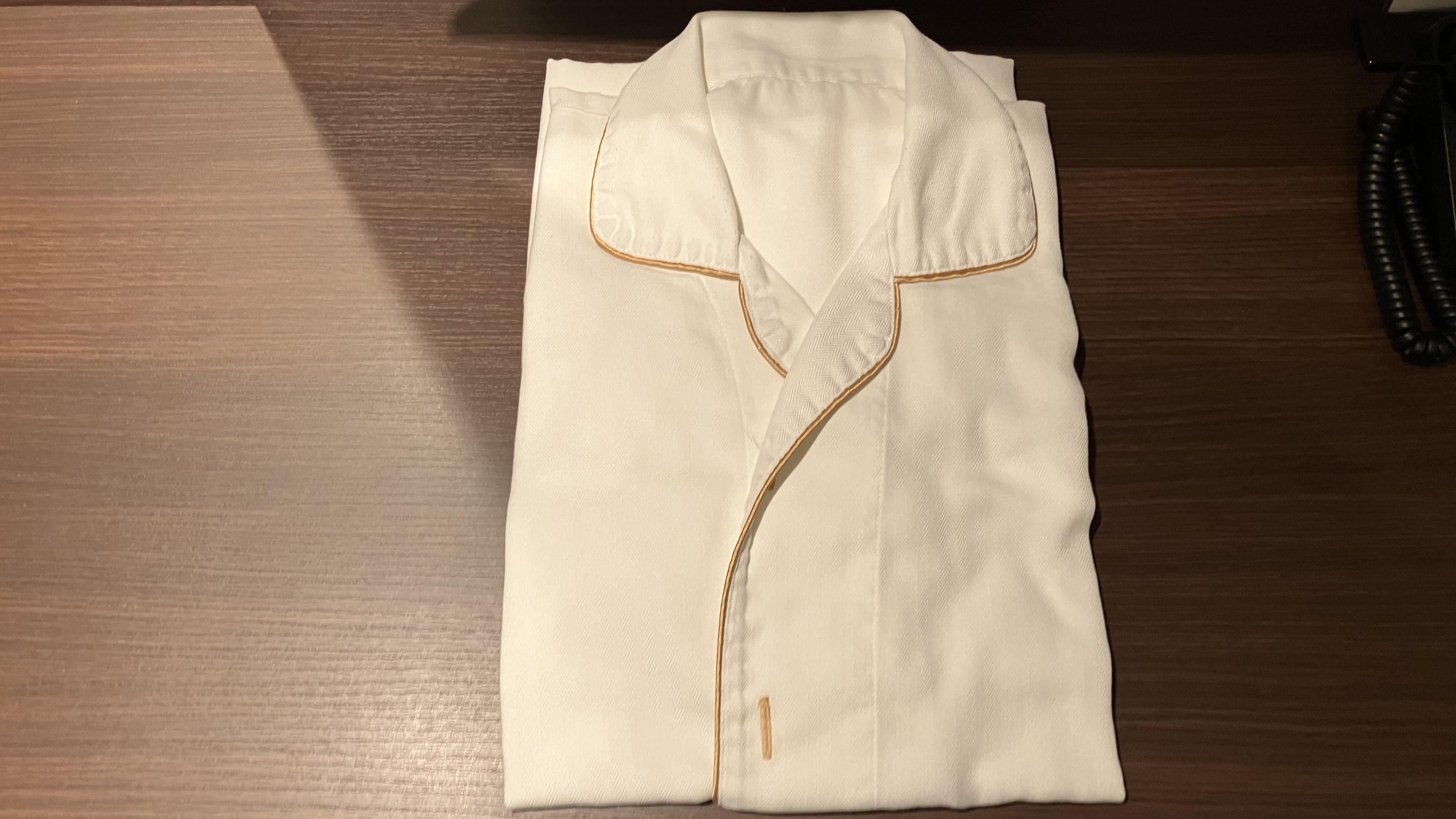 【お部屋】ガウンをご用意しております。