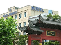 ホテルの外観と上海門