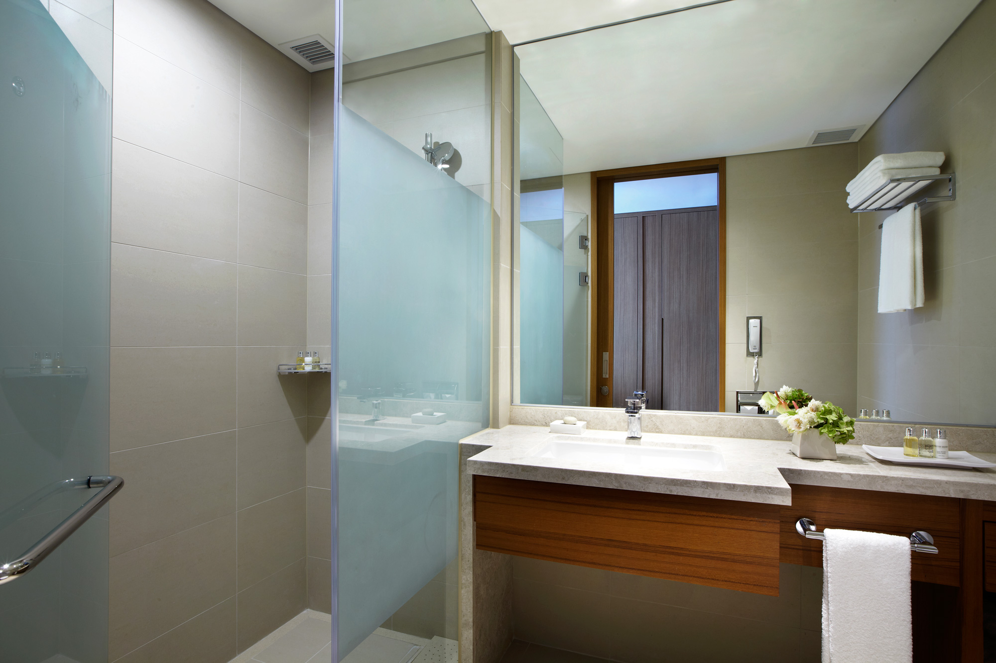 スーペリアダブルモーションリラックスルーム（シャワーブース付き）