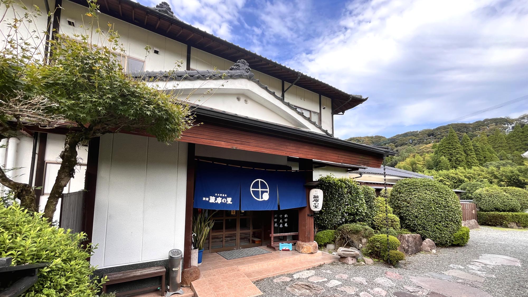 【施設外観】田園に囲まれたところに当館はあります♪