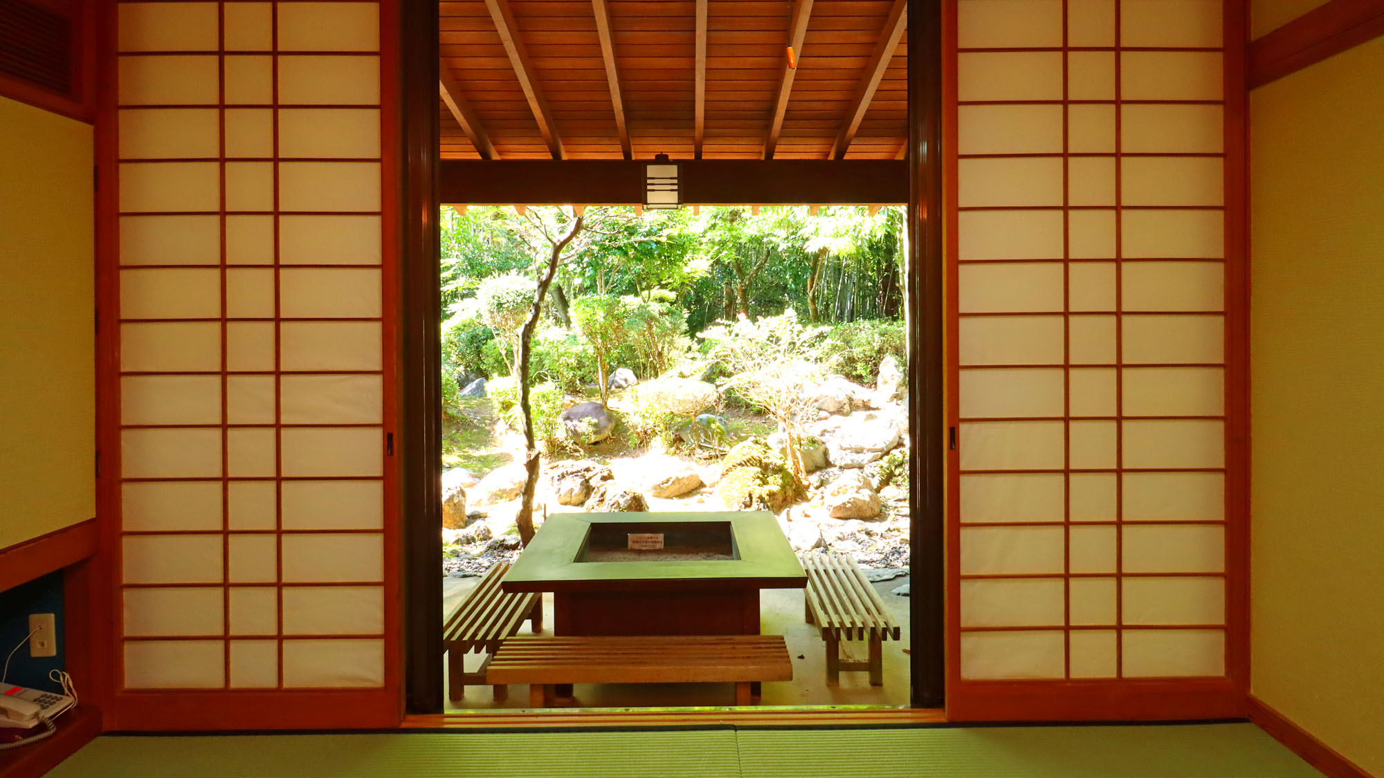 【1階和室】庭園を眺望できるお部屋になります