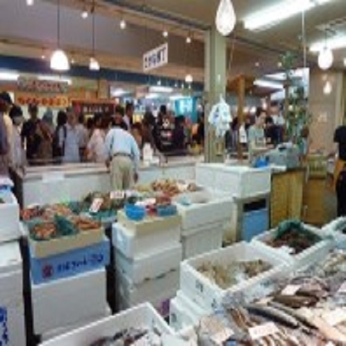 【一色さかな広場】ホテルから車で約50分。鮮魚等、ウナギ・寿司・レストランと朝市の総合市場です。