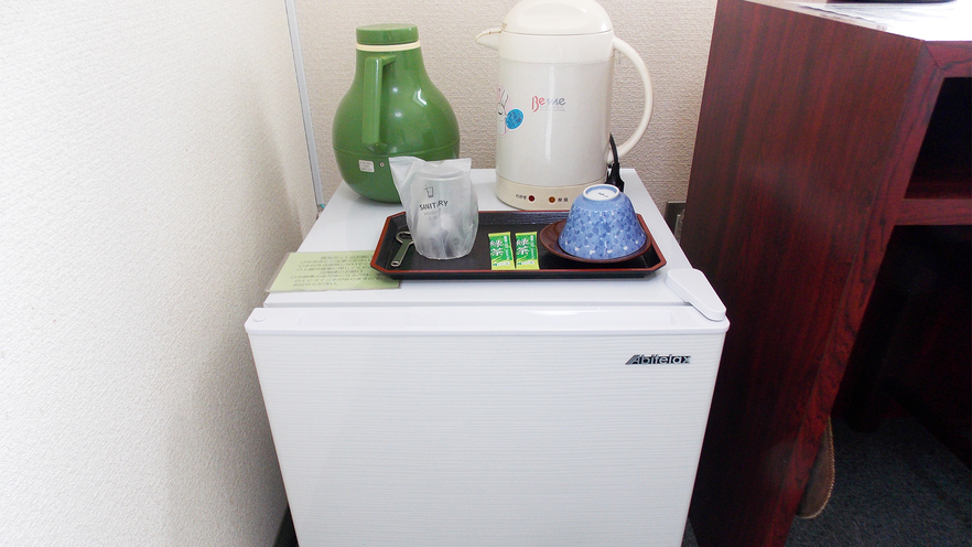  *冷蔵庫／お茶セット（一例）各お部屋にご用意しております。
