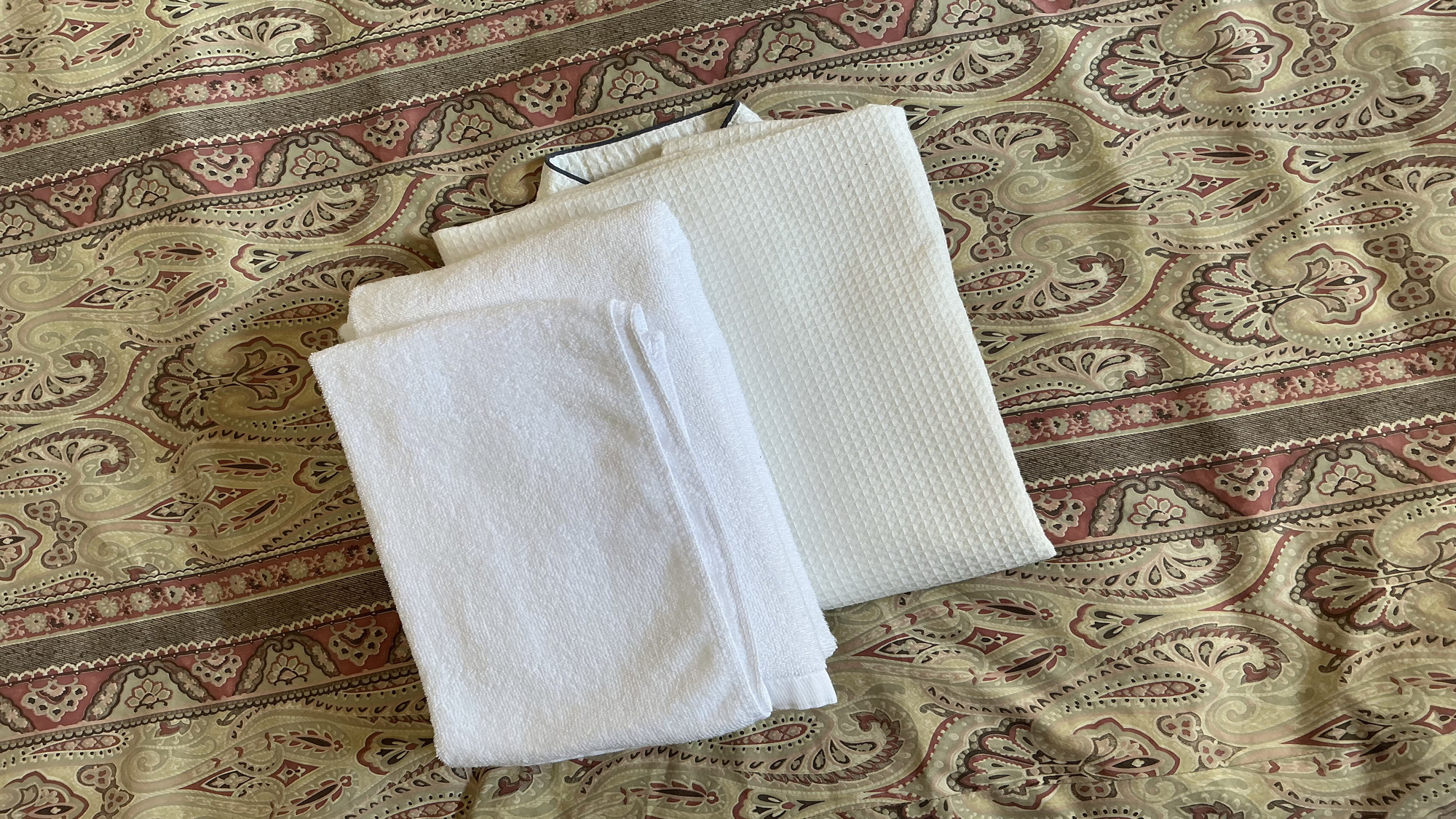 【アメニティ】お部屋にはパジャマとタオル各種を準備しております