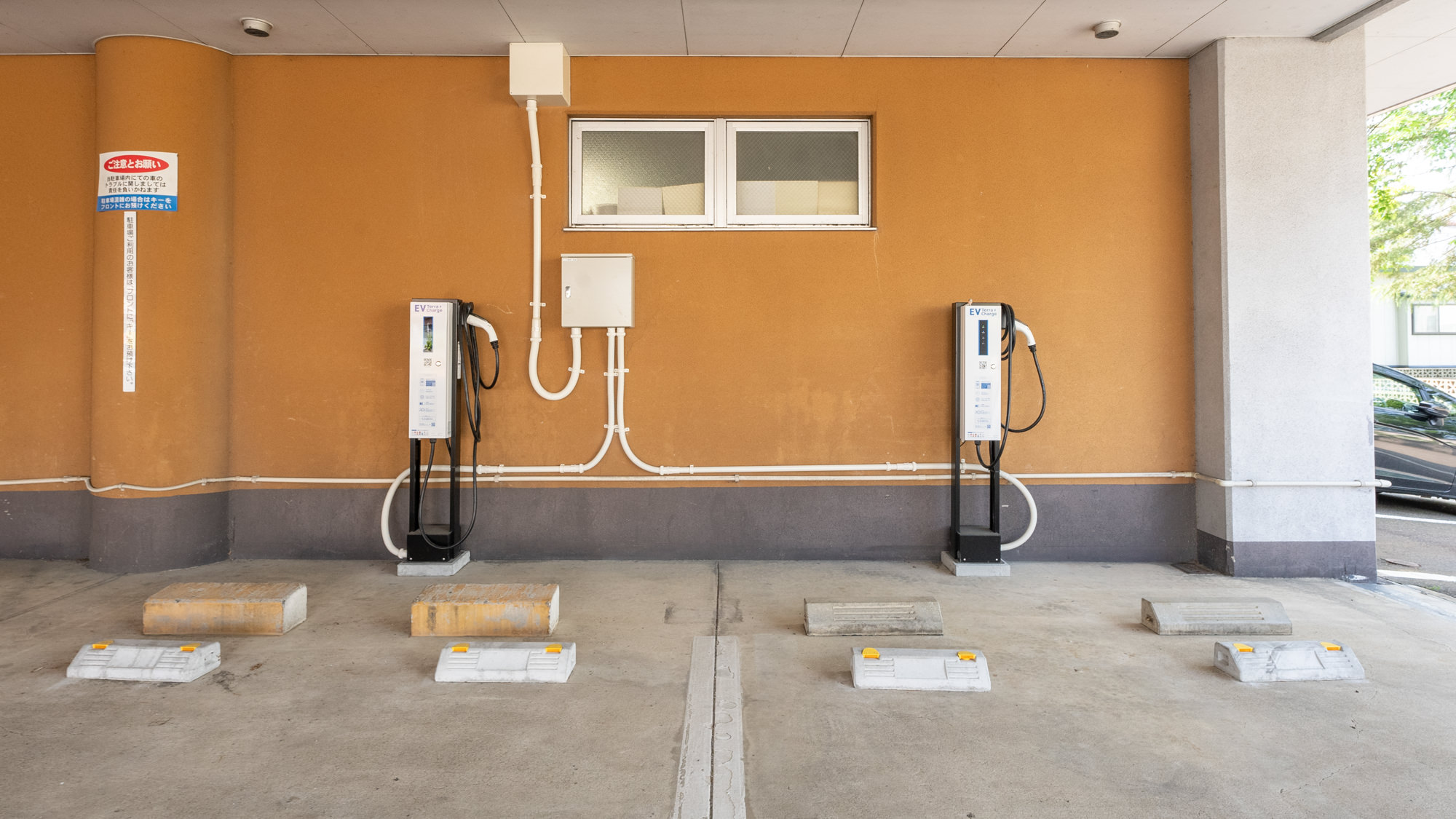 【駐車場】EV充電器の設置あり。どなたでもご利用いただけます