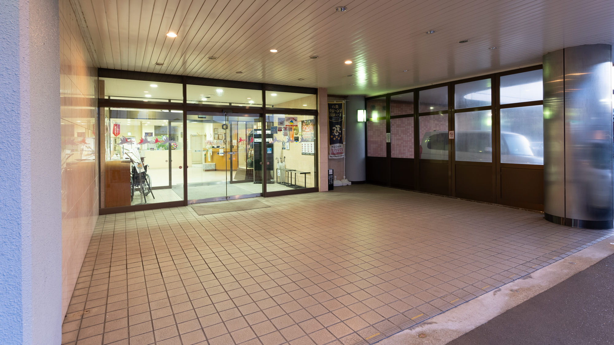 【エントランス】広々としたエントランスでお出迎え