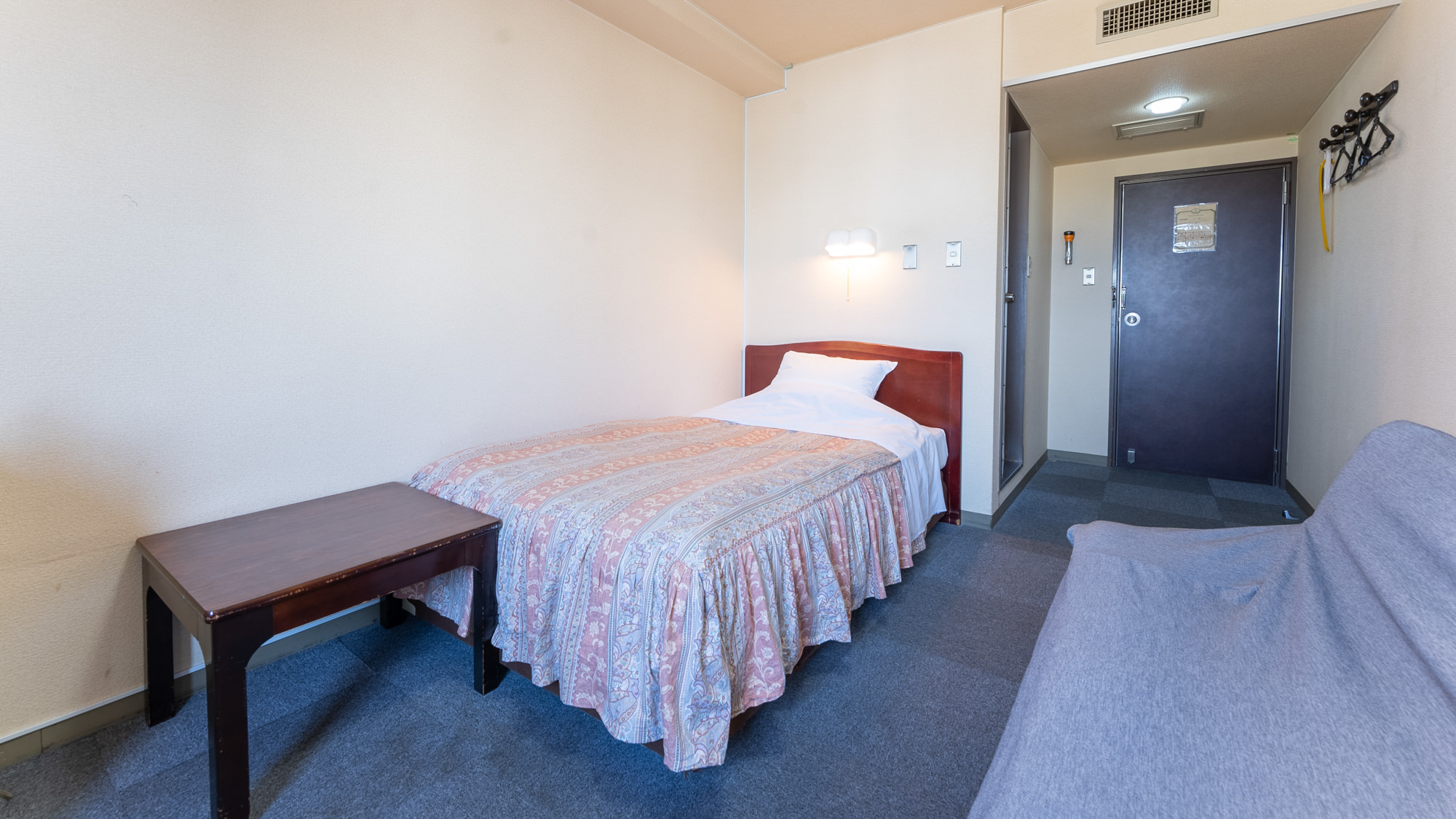 【セミダブルA】□喫煙□ソファー付（15平米）