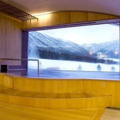 男性大浴場からの冬のカムロ岳