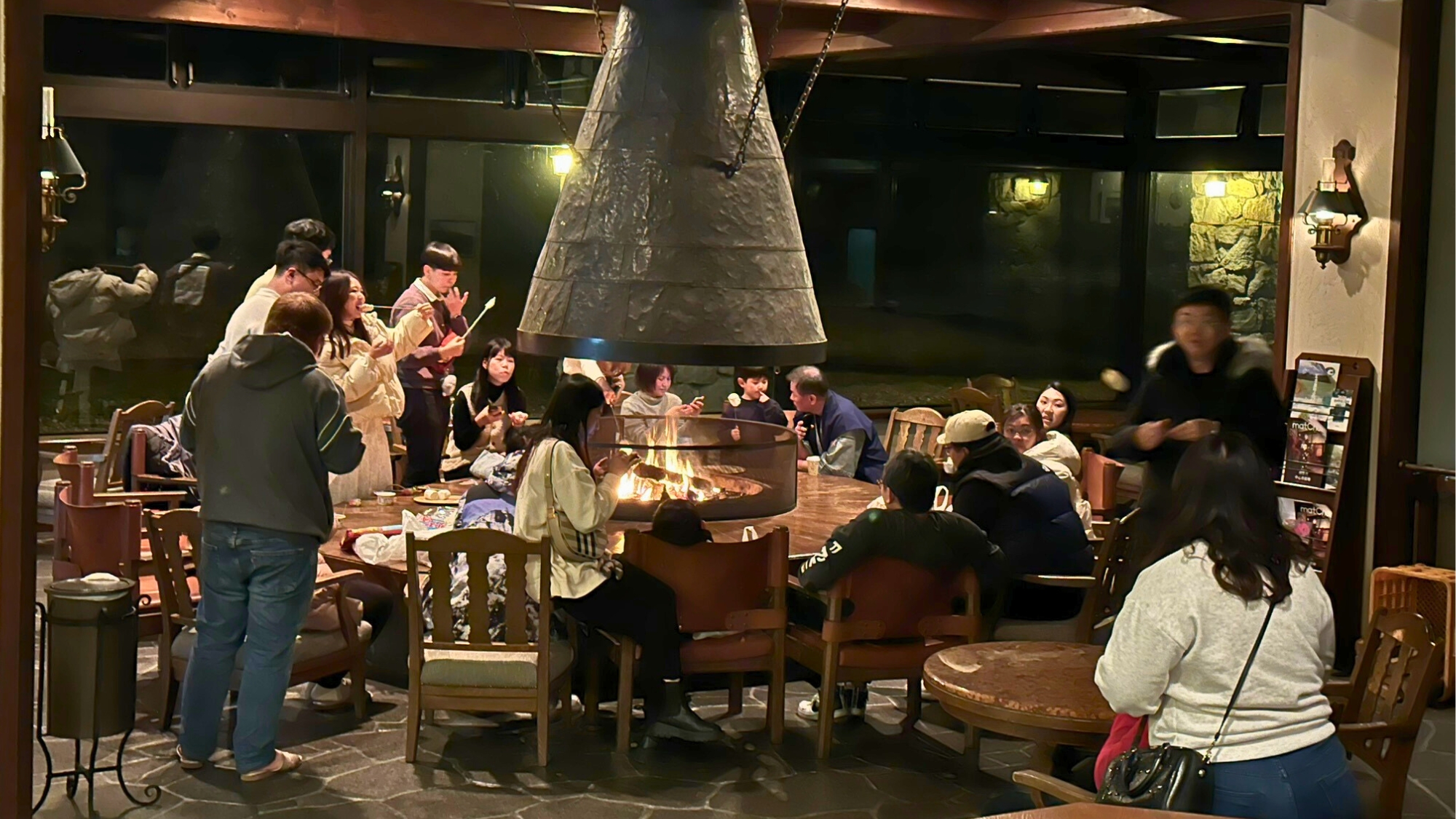 存在感溢れるマントルピースを囲み、焼きマシュマロを楽しめます。