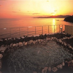 太平洋熊野灘を染める夕陽！絶景露天風呂「つばすの湯」　