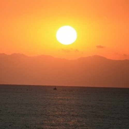 熊野灘をオレンジ色に染める夕陽