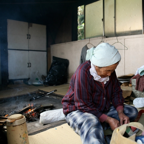 海女小屋でくつろぐ海女さん