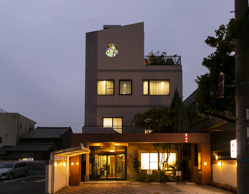 旅館の外観です。夜になると4階のステンドグラスが浮かびあがります