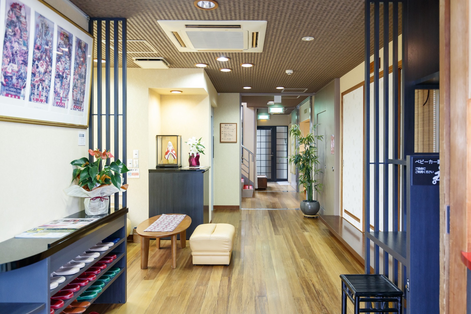 旅館のロビーです。チェックインは夕方16:00〜、朝のチェックアウトは10:00になります