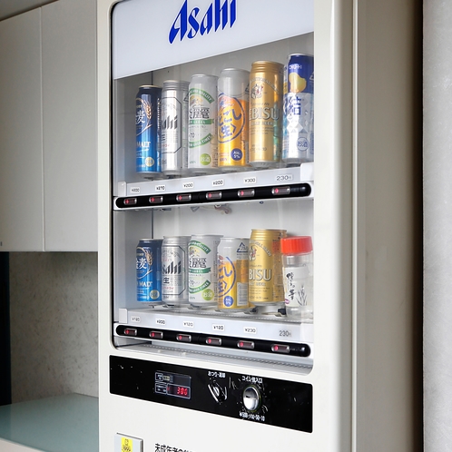 【自動販売機】ビールを各種揃えております。※別でジュースの自動販売機もあります