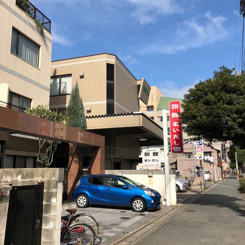 ◆アクセス◆赤い看板が宿への目印（JR吉塚駅から徒歩4分）4階建ての旅館です