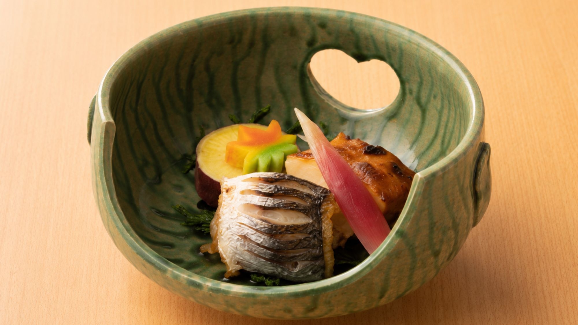 【夕食のみ・朝食なし｜早朝発の方におすすめ】料理長厳選の人気会席＜特選会席■／半個室＞