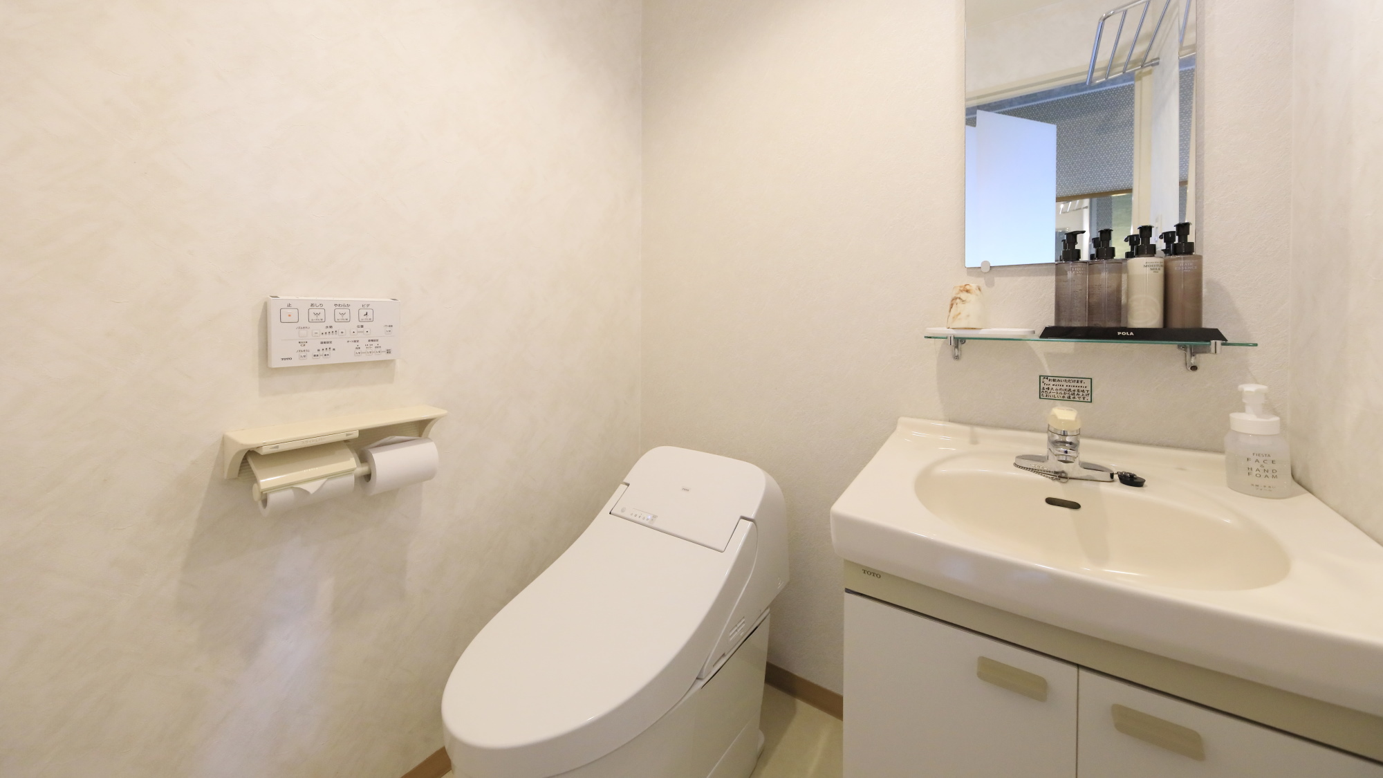 自動洗浄機能付きトイレと洗面台を備えた快適な空間。（一例）