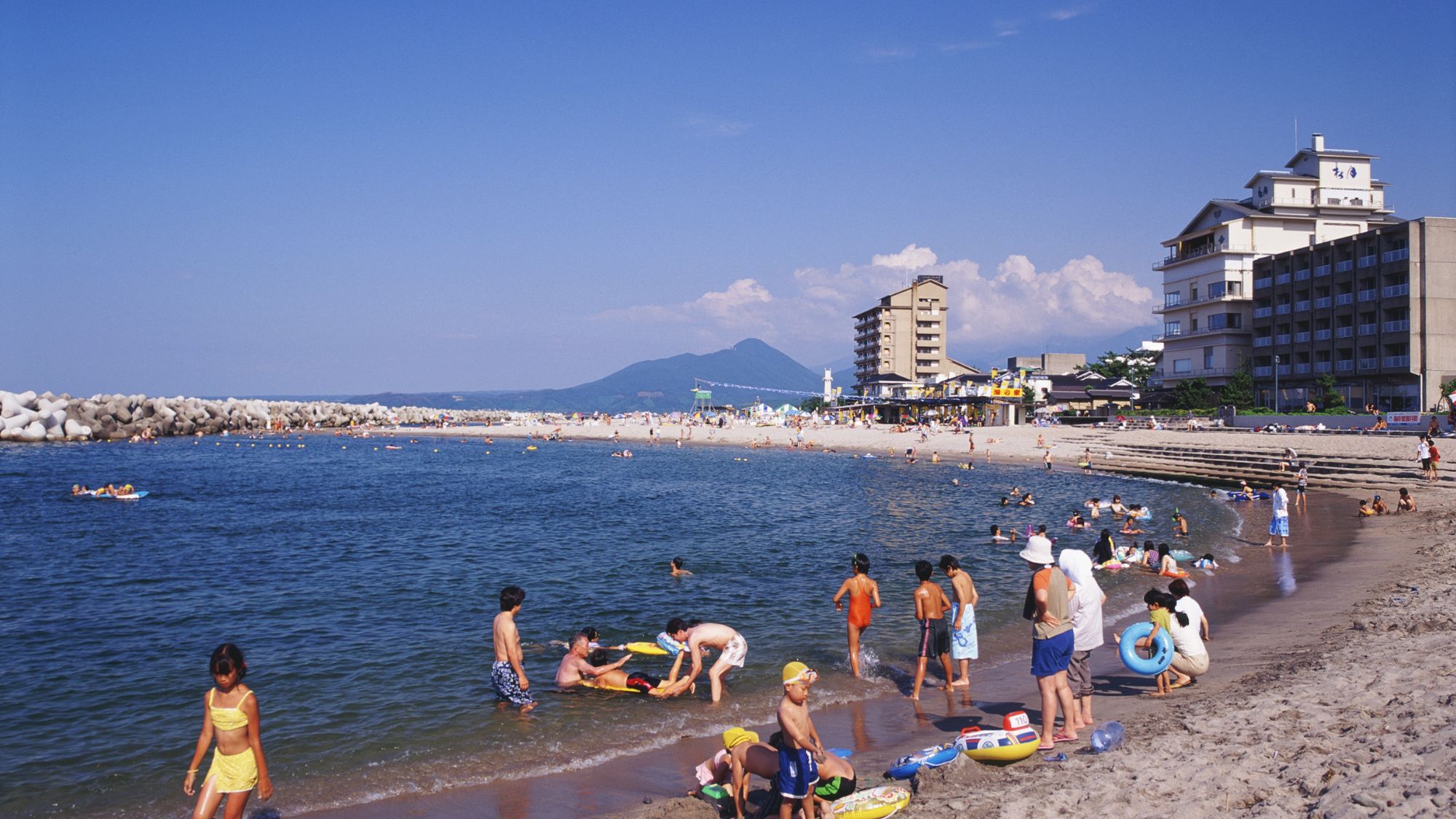 【皆生温泉海遊ビーチ】大山を望む絶景のビーチ／写真提供：鳥取県