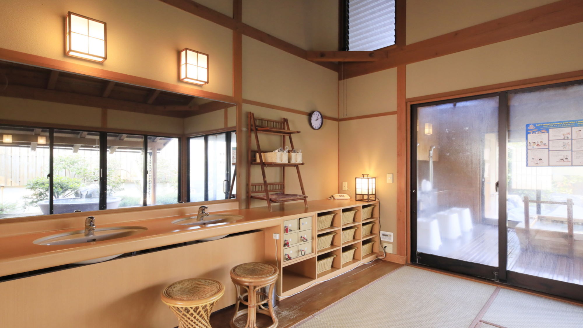 【露天風呂棟／女性用】脱衣所