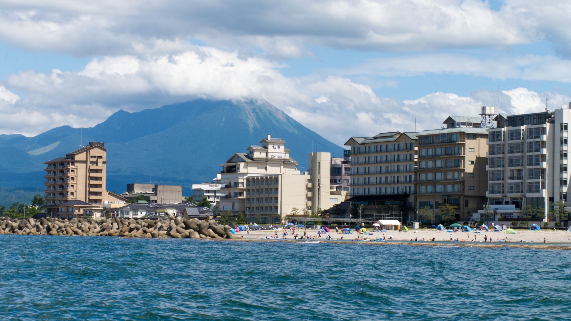 【皆生温泉海遊ビーチ】大山を望む絶景のビーチ／写真提供：鳥取県