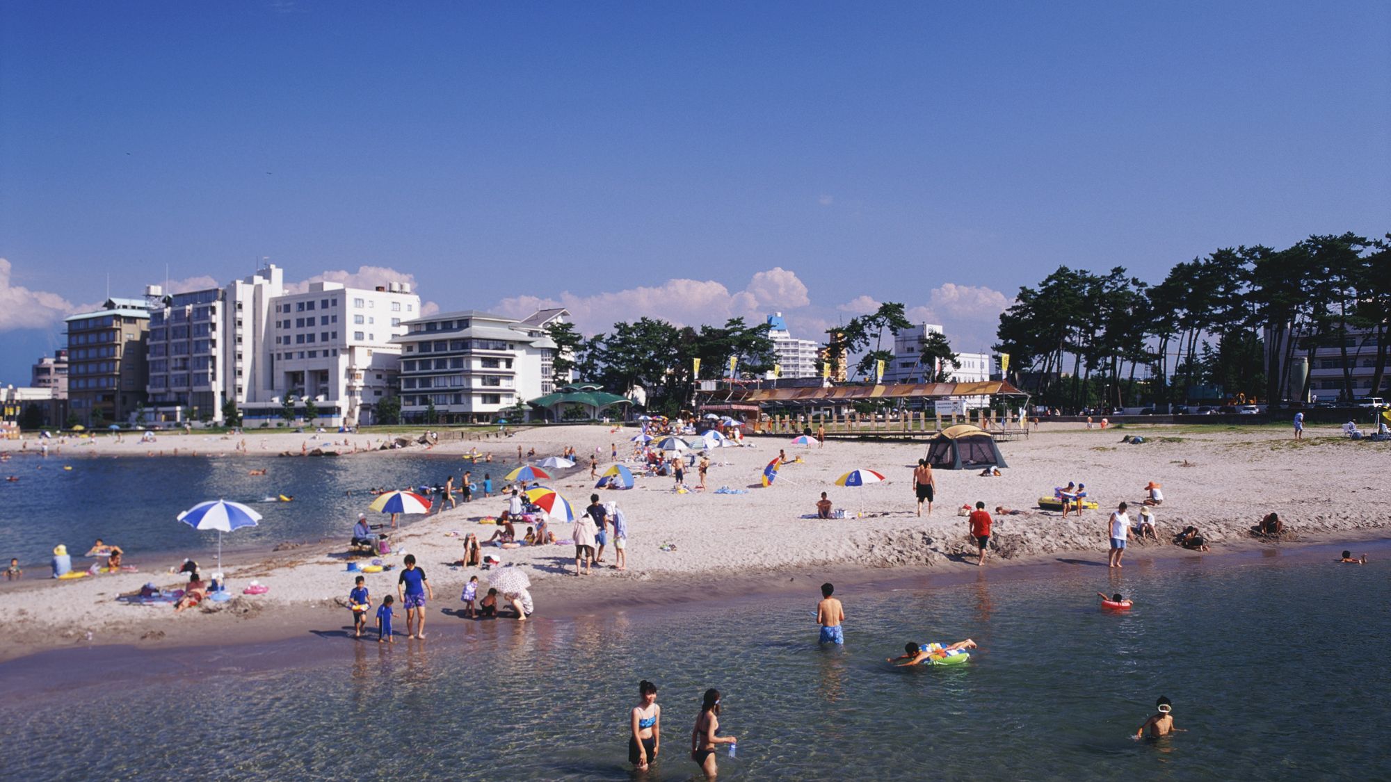 【皆生温泉海遊ビーチ】／写真提供：鳥取県
