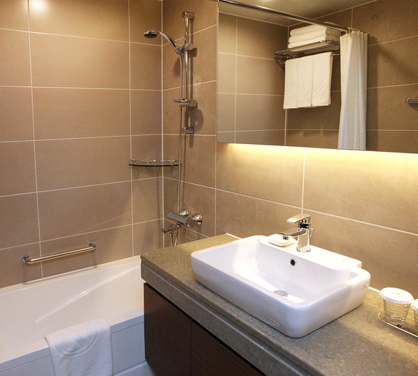 【デラックスツイン】バスルーム　明るく清潔な洗面台は朝の準備にも最適