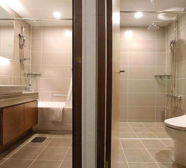 【ファミリールーム】バスルーム　ゆったり足をのばせる独立したバスタブ＆シャワー。