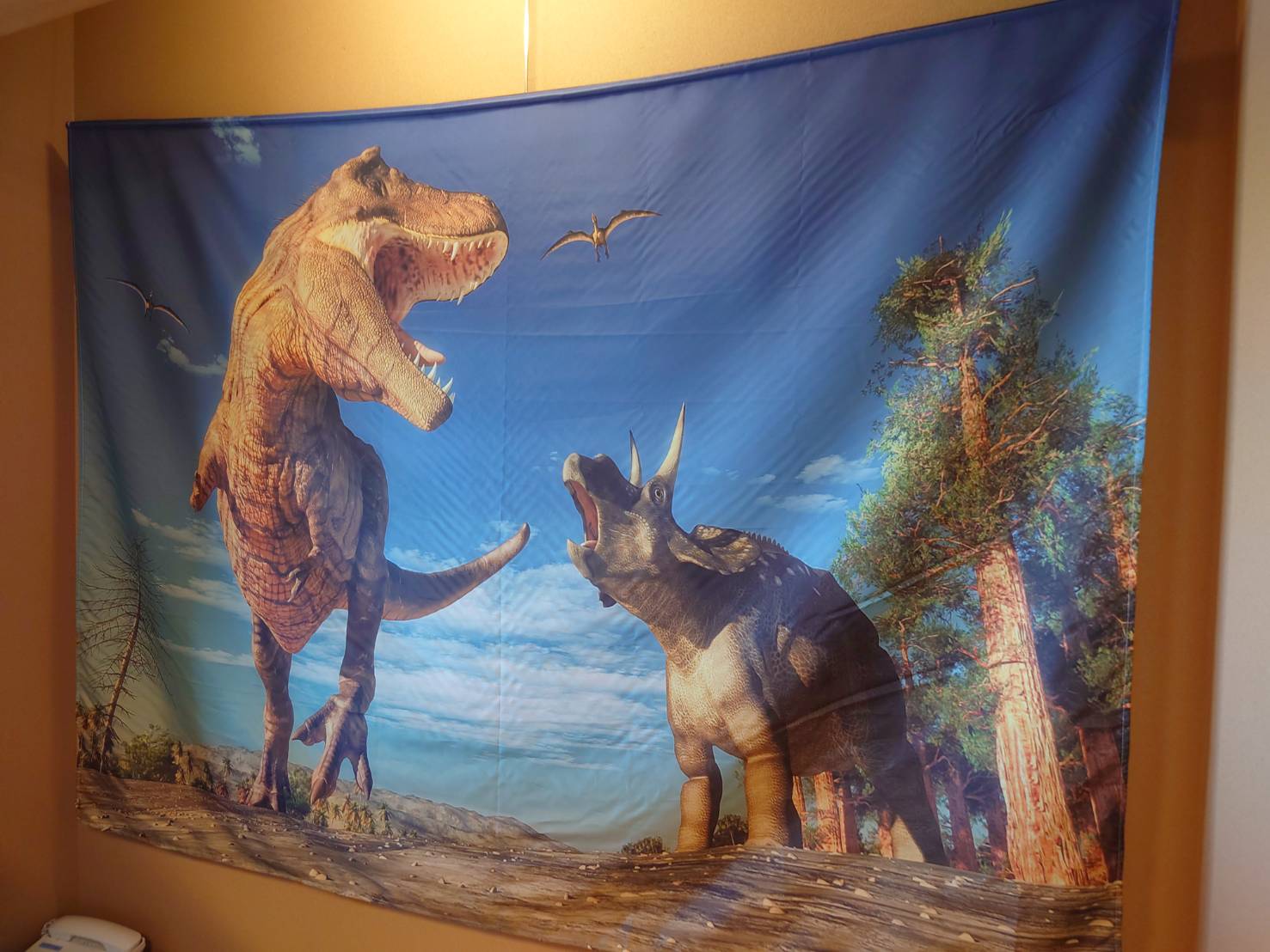 【恐竜ルーム】迫力ある恐竜の垂れ幕