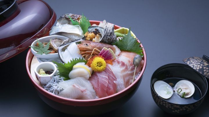 【浜の宝丼】新鮮な魚介の宝石箱をお楽しみください