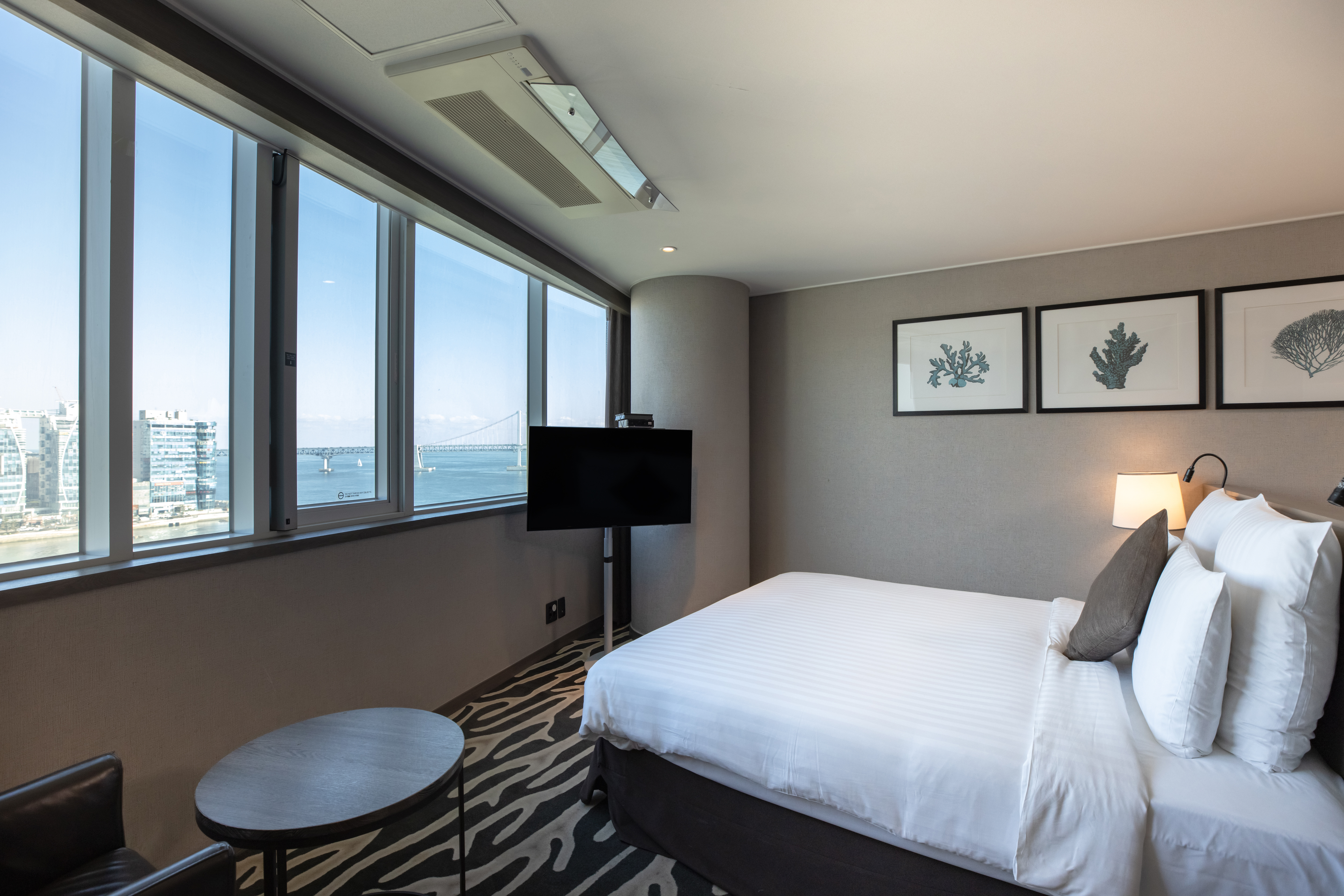 ห้อง Ocean View ของ Kent Hotel Gwangalli มองเห็นทะเลกวางอันลีและสะพานกวางอัน