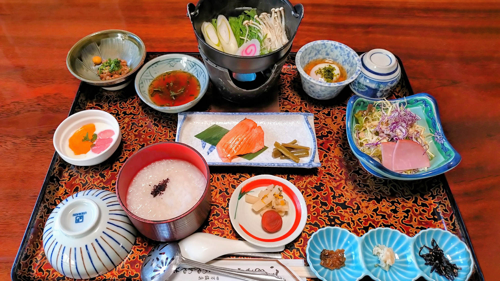 ・【朝食一例】焼き魚、小鍋、お粥、温泉卵などの和朝食をご用意しております