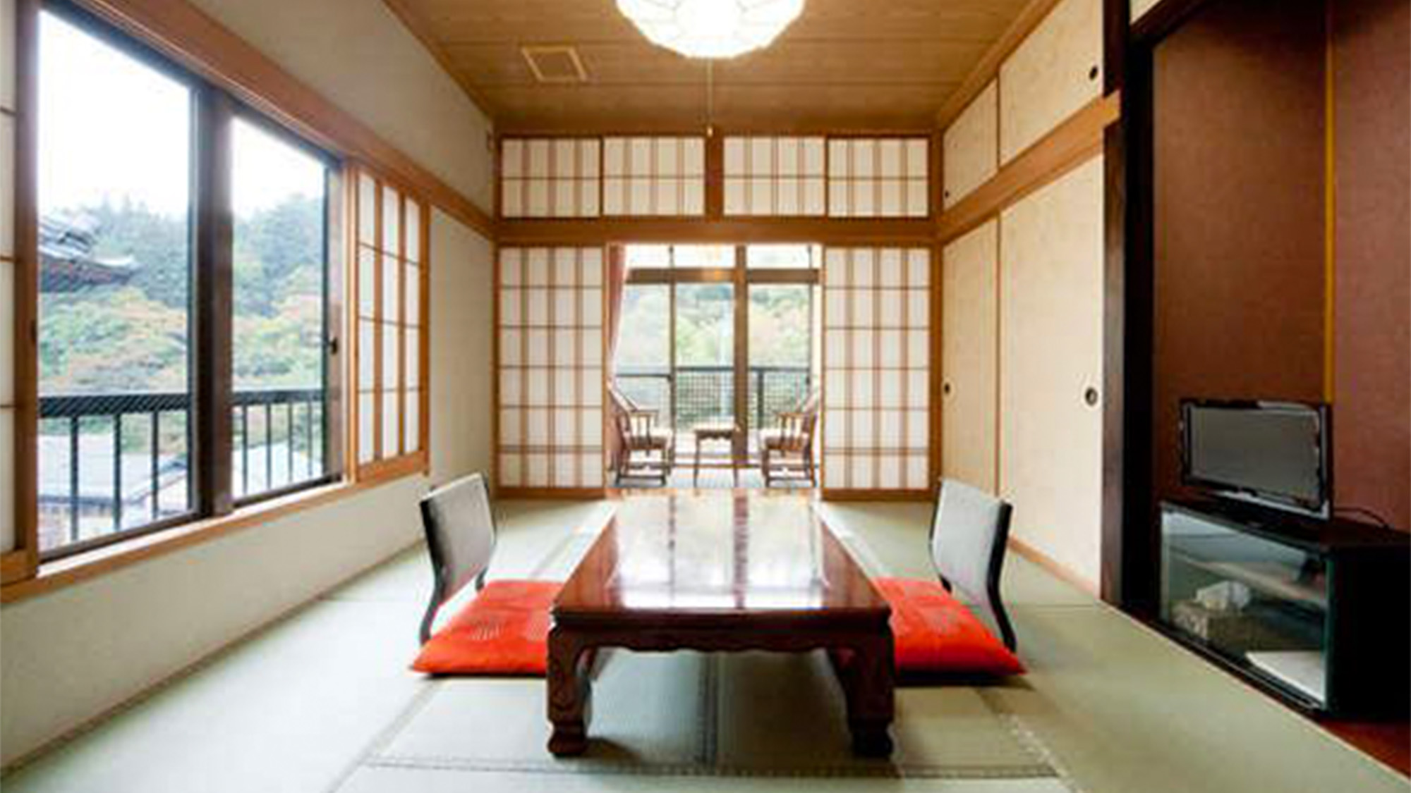 ・【和室一例】窓からは四季折々の移ろいを感じられるお部屋　ゆったりとお過ごしいただけます
