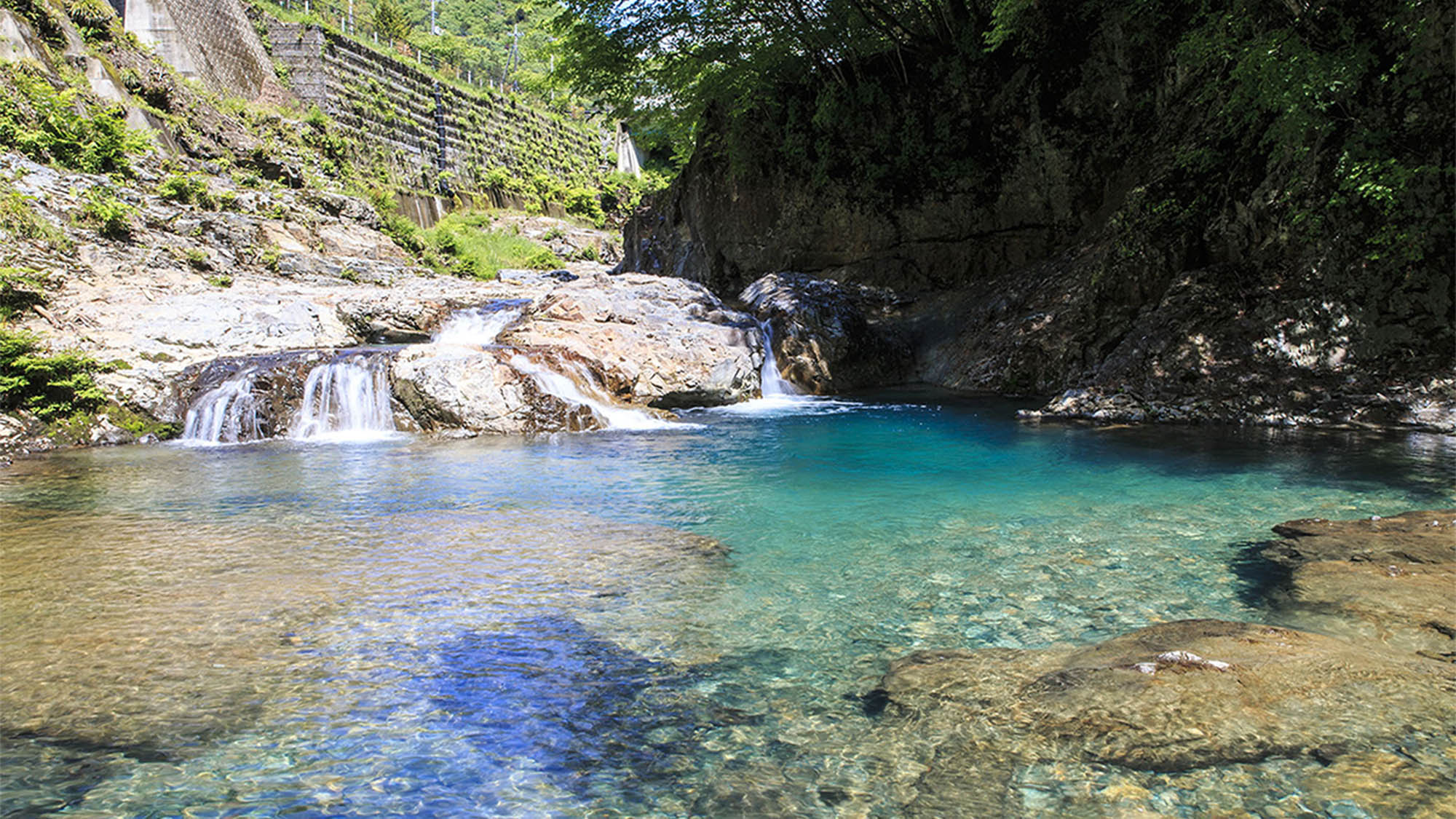 ・【周辺　四万の甌穴群】数万年もの歳月をかけてできた甌穴　天然記念物にも指定されています