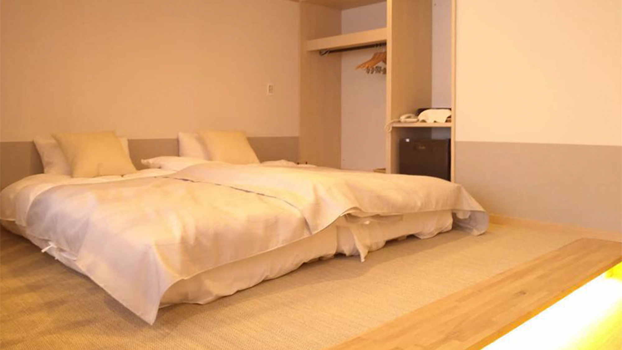 ・【ツイン和洋室・榛名】小上がりの上にローベッド　おこもりを楽しむご滞在にもおすすめです