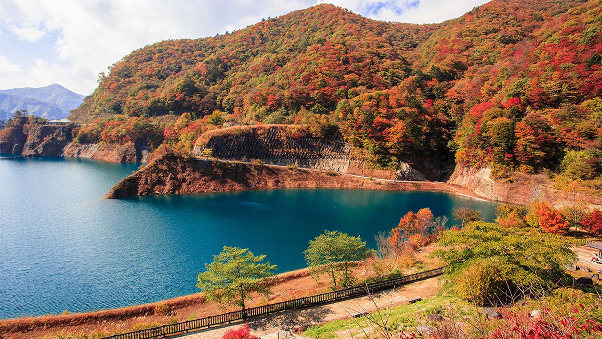 ・【周辺　奥四万湖】展望台まで当館から車で約5分　秋には赤く染まった木々と水面との対比が人気