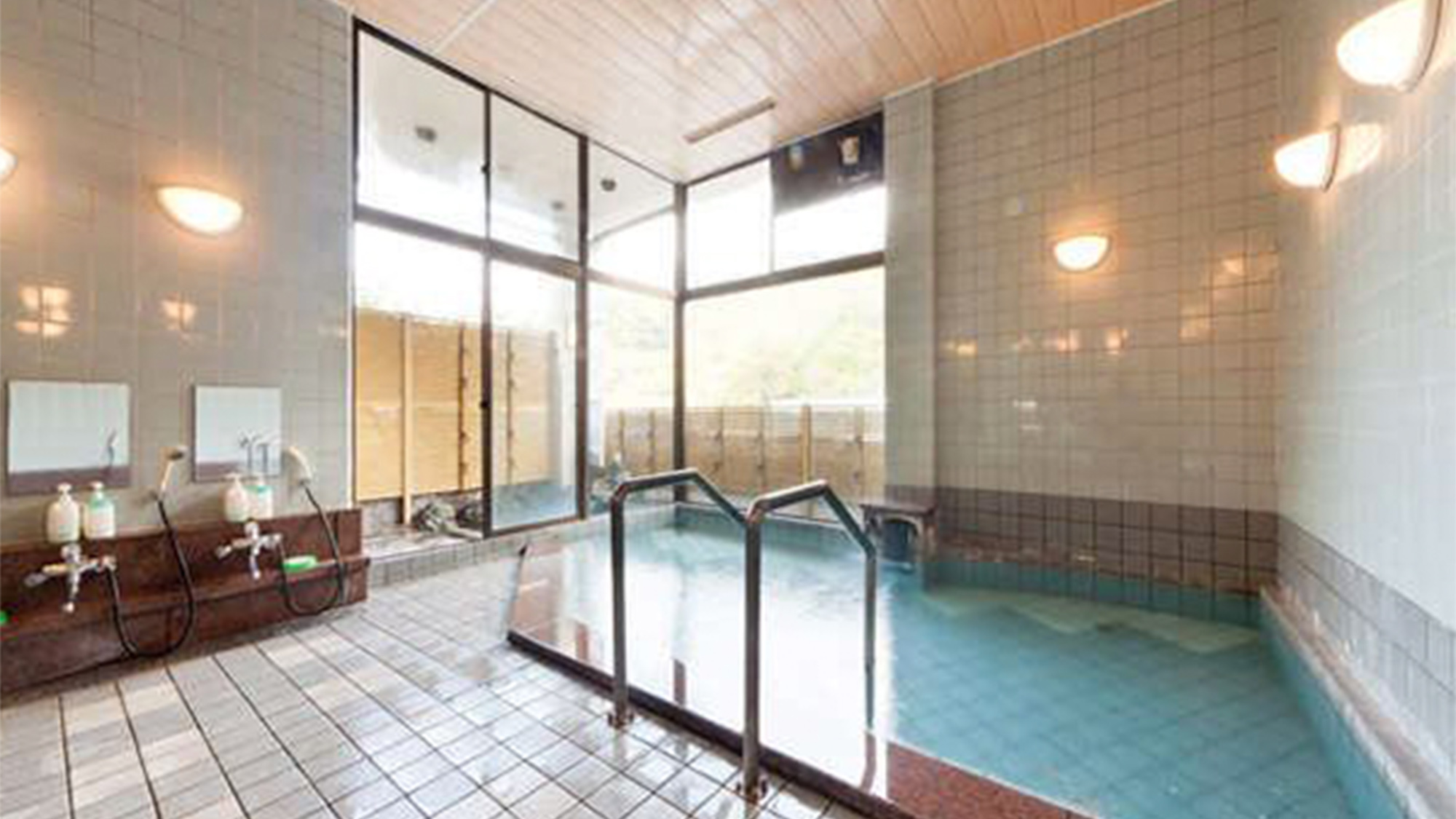 ・【大浴場】大浴場の外には露天風呂も　四万温泉のお湯をごゆるりとお楽しみいただけます