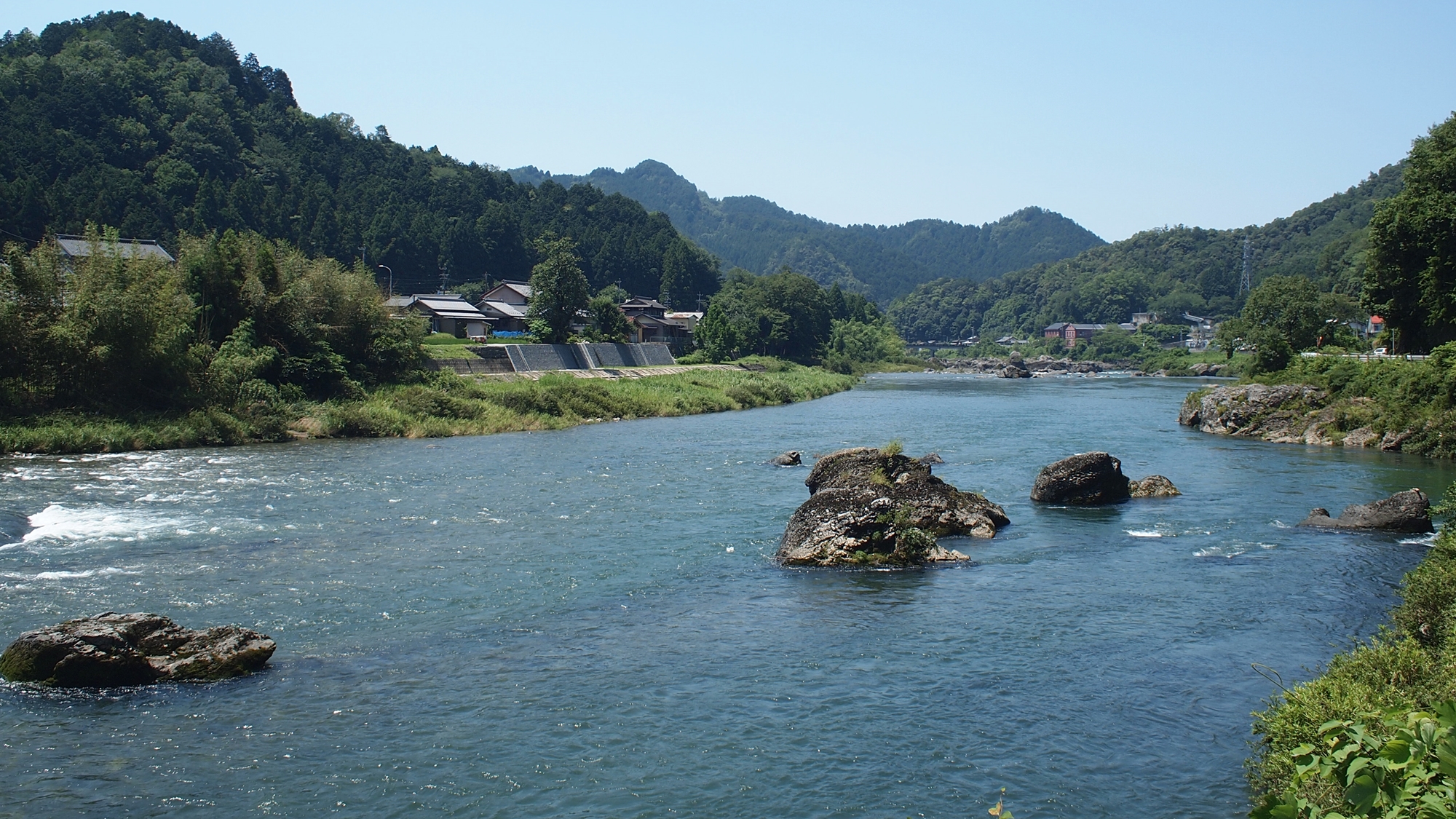 *穏やかな川の流れ