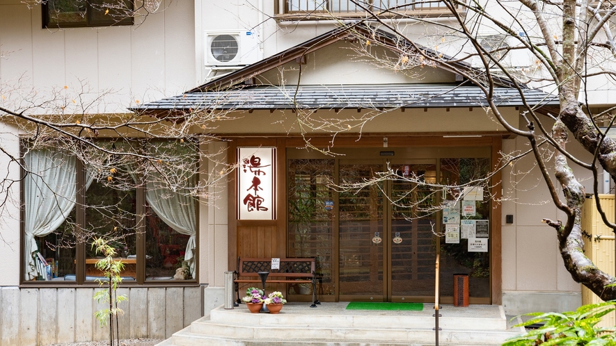 *奥長良川の静かな山間に佇む温泉旅館。岐阜の山の幸と石の湯で癒しのひと時をお過ごし下さい。