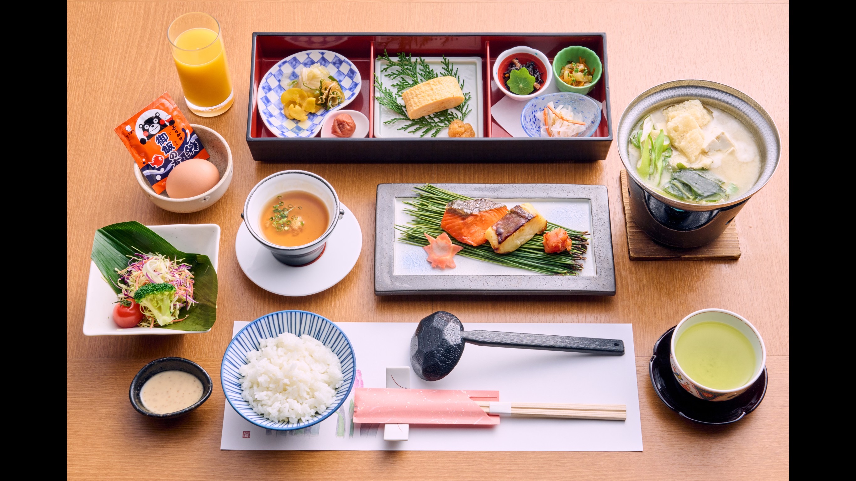 熊本県産の優しい甘みが特徴の合わせ味噌と熊本名物南関あげを使用した味噌汁をはじめからだにやさしい朝食です。