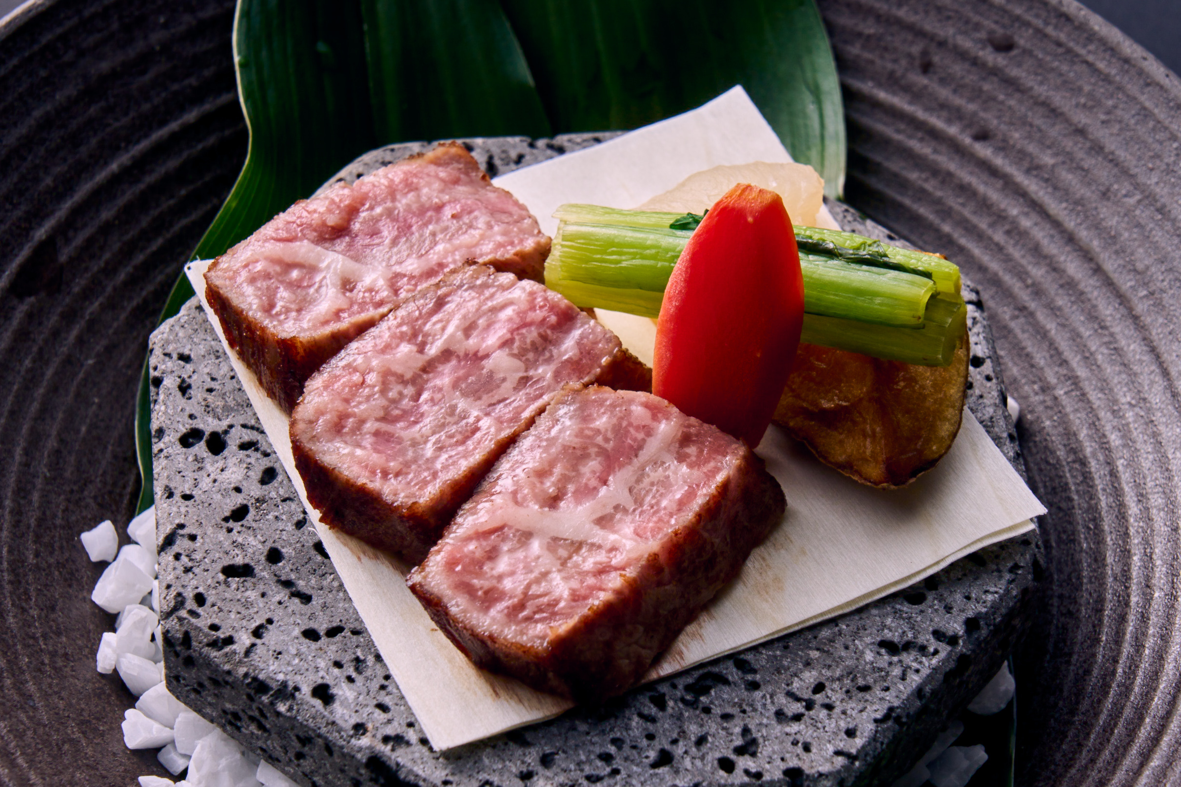 熊本県阿蘇産あか牛を溶岩プレートで提供します。熊本県を代表するブランド牛です。