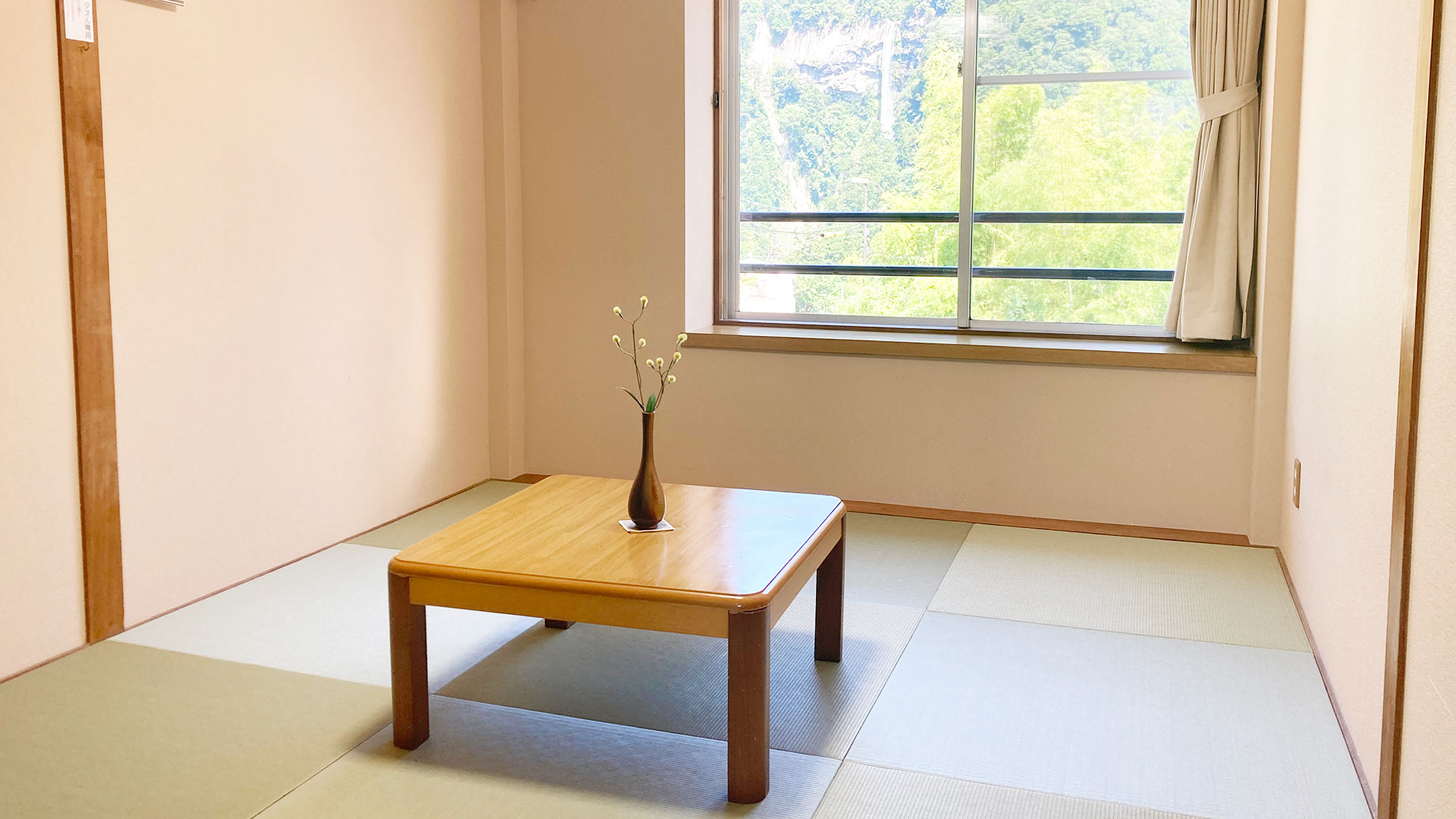 ・【和室6畳（一例）】緑の山々に癒される非日常　正方形のモダンな畳の和室でのんびり過ごす
