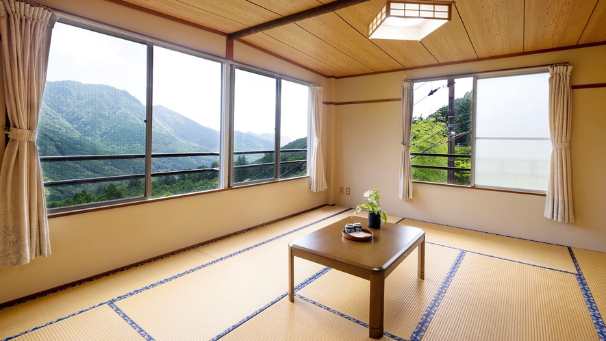 熊野の山々を望む和室(10畳)