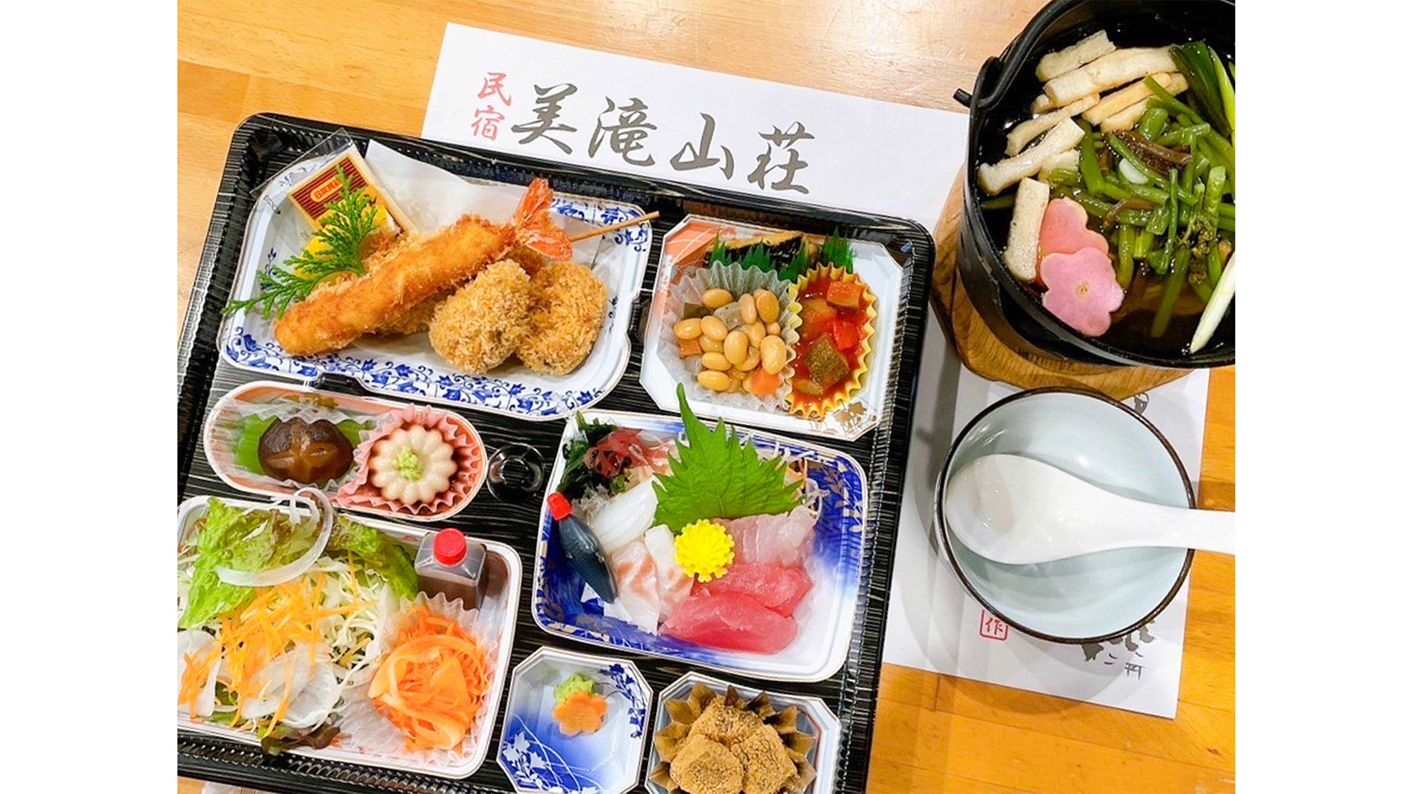 ・【夕食一例】美滝御膳：お刺身、揚げ物、煮物、汁物と豊富な品数の夕食です