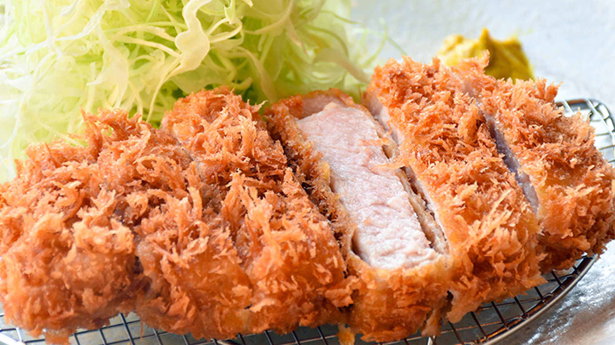 ・【紀州うめ豚とんかつ】サクサク触感！黄金色の衣と肉厚のとんかつは一口食べれば至福のひととき