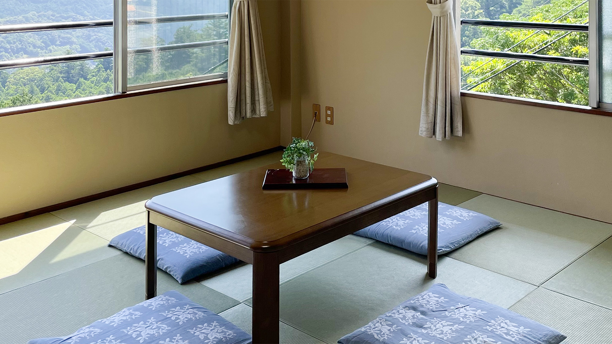 ・【和室10畳（一例）】四季折々の風景を楽しめる畳敷きのお部屋　ごゆっくりとおくつろぎください