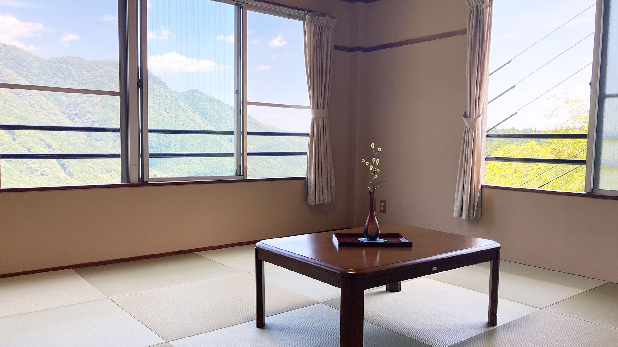 ・【和室10畳（一例）】空と山々の美しいコントラストを一望　広々としたお部屋でのんびりと憩いの時間を