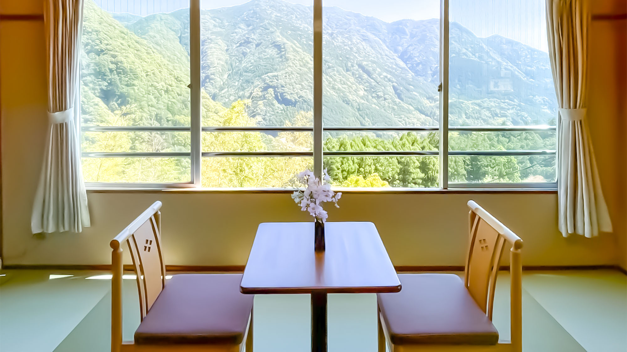 ・【和室10畳（一例）】四季折々の風景を楽しめる畳敷きのお部屋　ごゆっくりとおくつろぎください