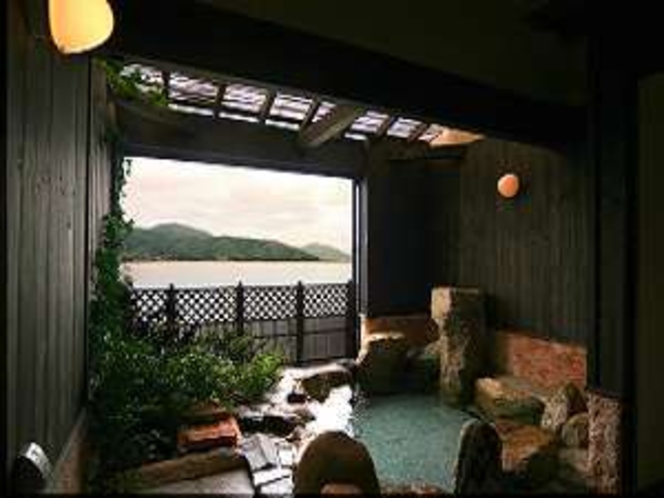 露天風呂からは日本三景天橋立が優美に映える