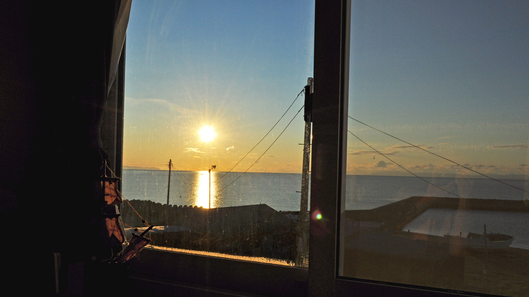【客室からの景色】窓から美しい朝焼けが望めます